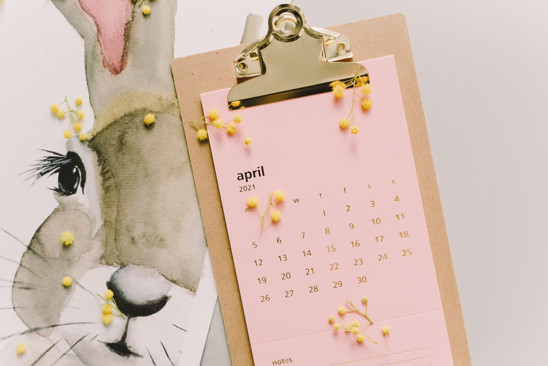 Calendrier mural ouvert sur le mois d'avril