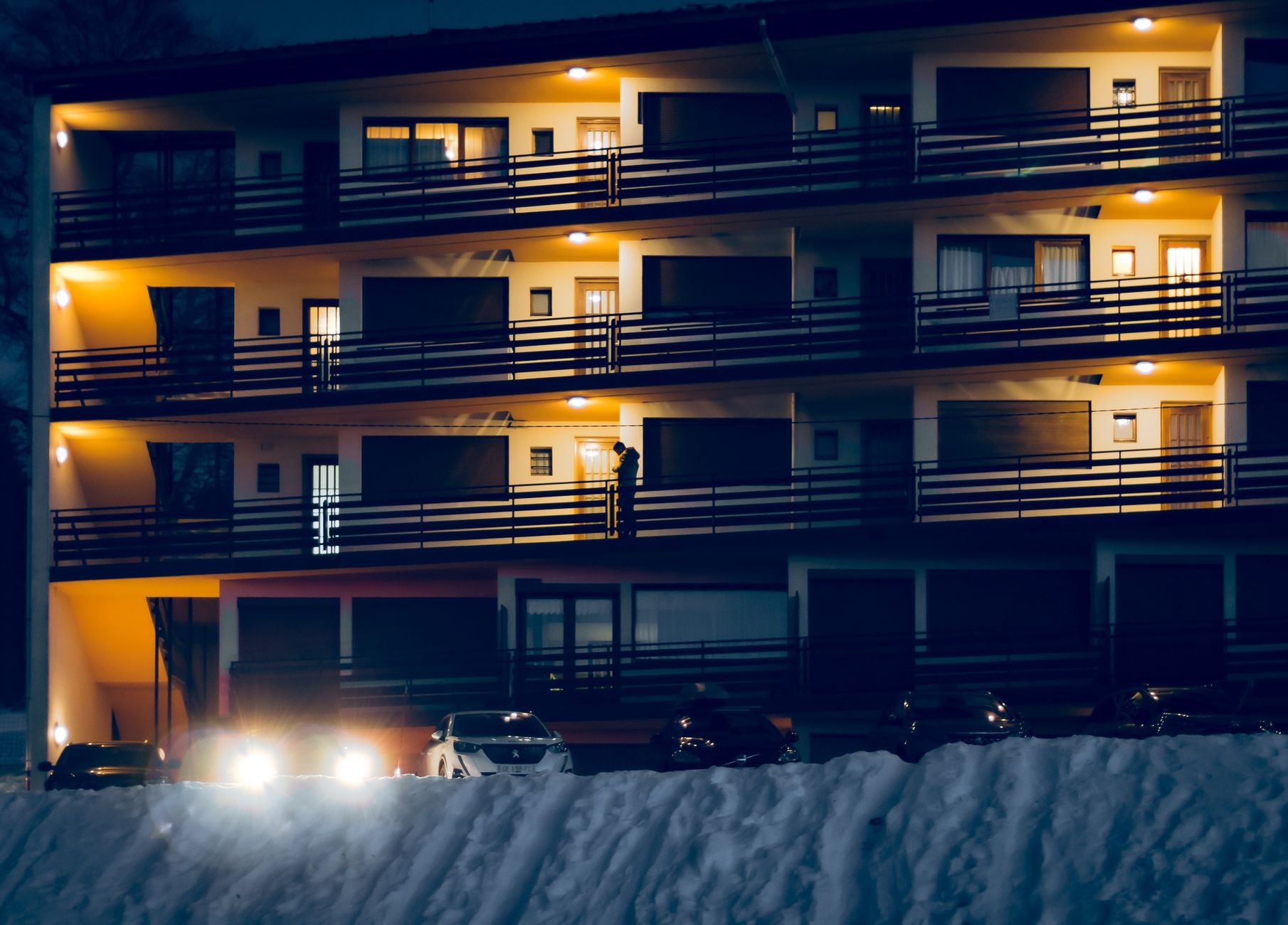Immeuble d'habitation en hiver, fenêtres éclairées