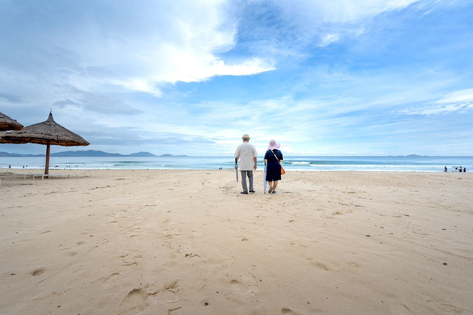 Retraités se promenant au bord de la mer