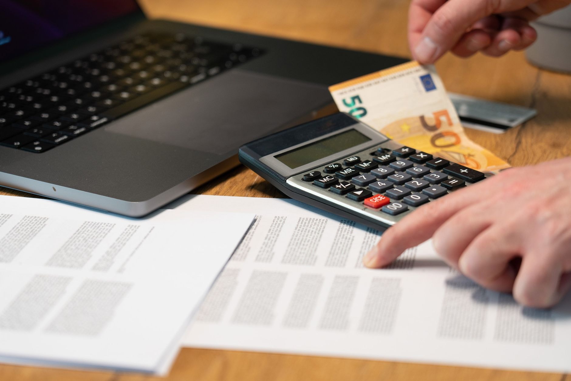 Calculatrice et billets en euros sur un bureau