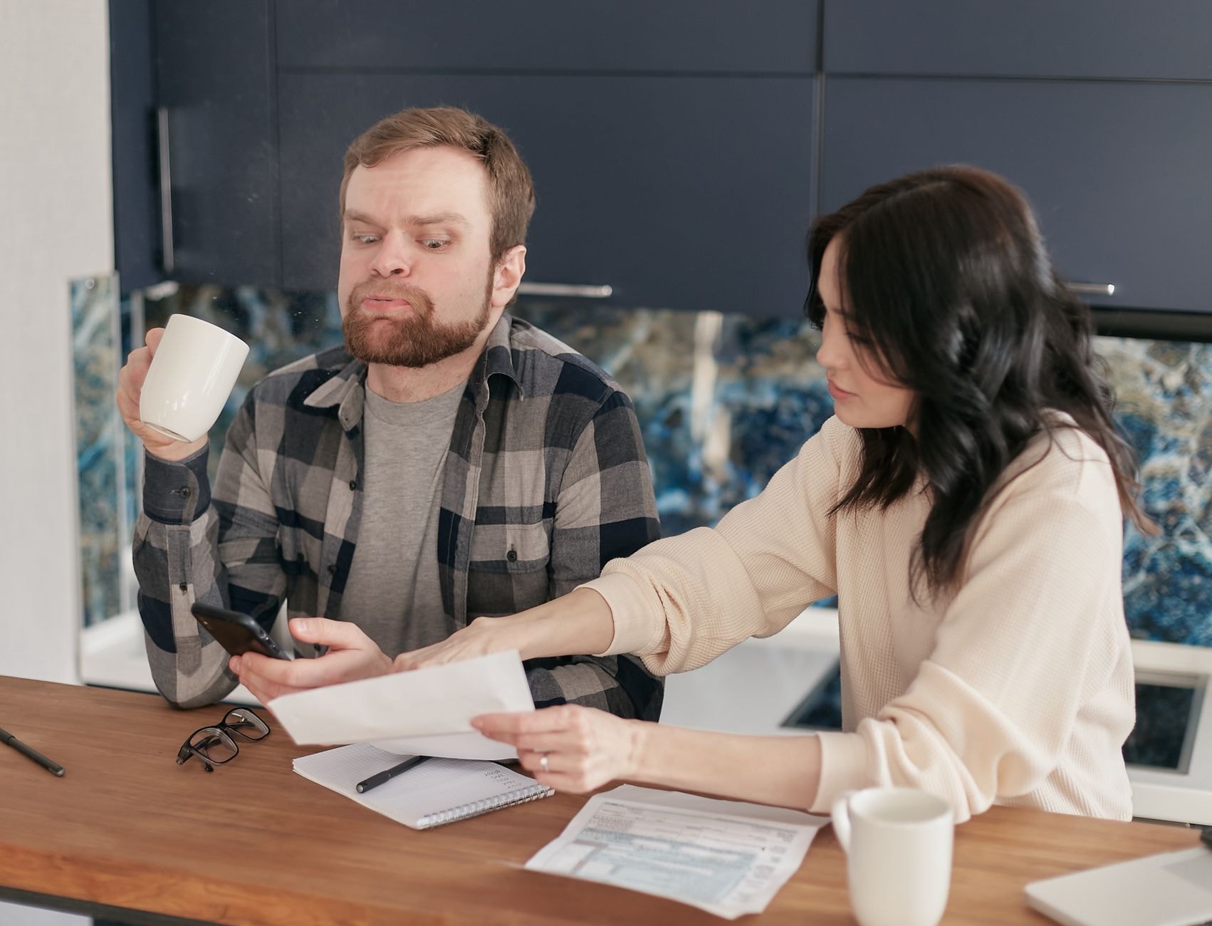 Couple de quinquagénaires faisant le point sur leurs finances