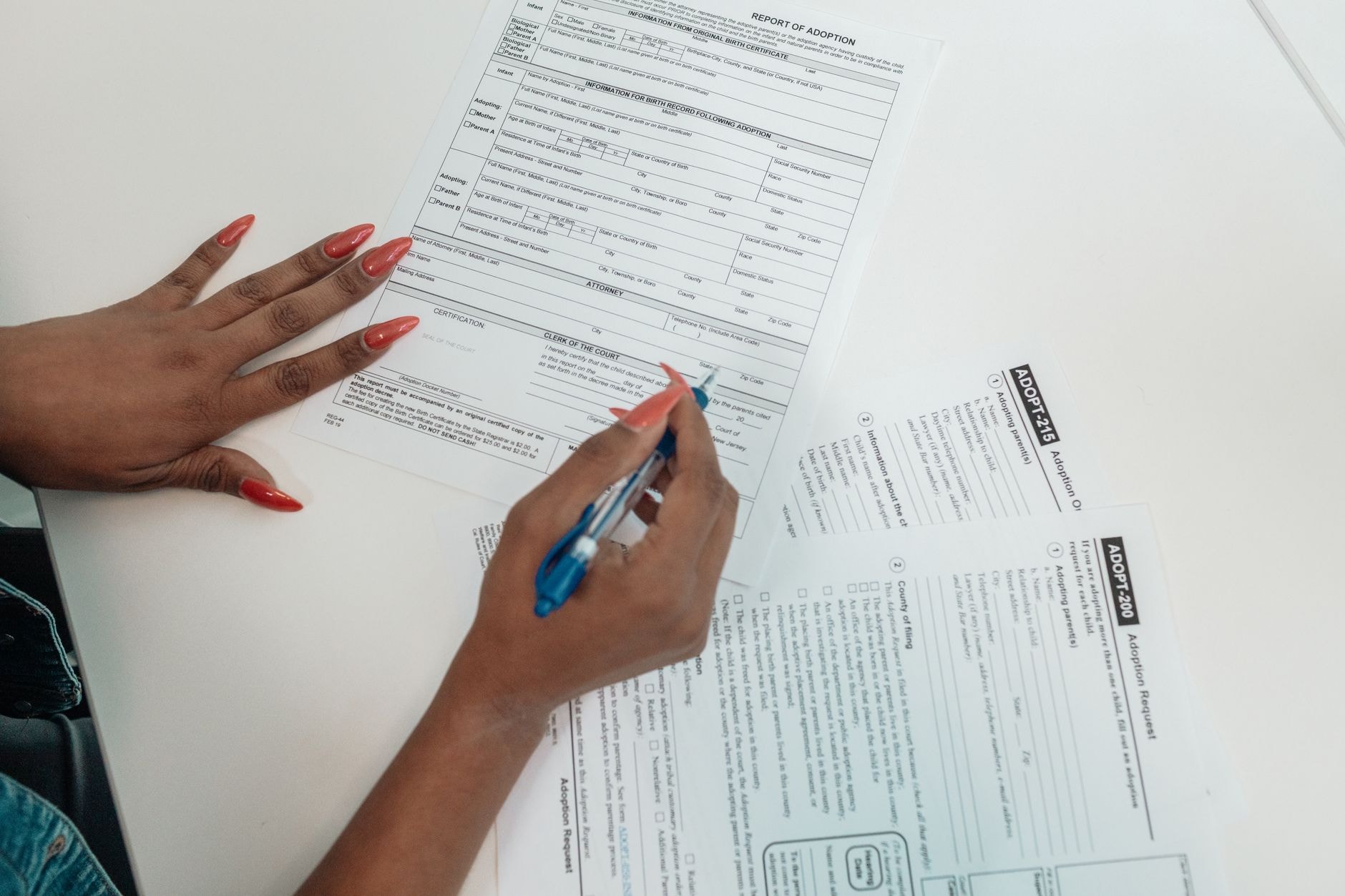 Personne remplissant un formulaire administratif