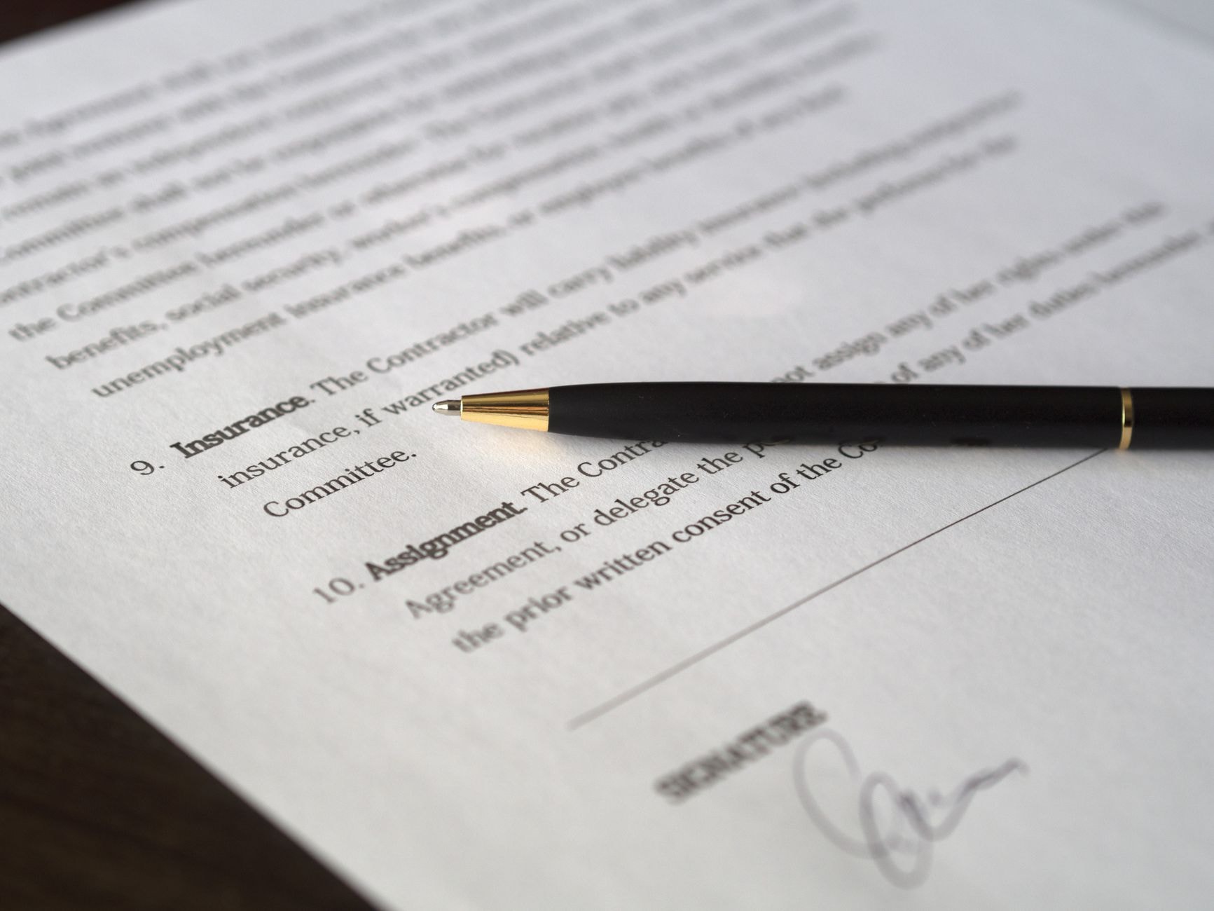 Contrat d'assurance et stylo posés sur un bureau