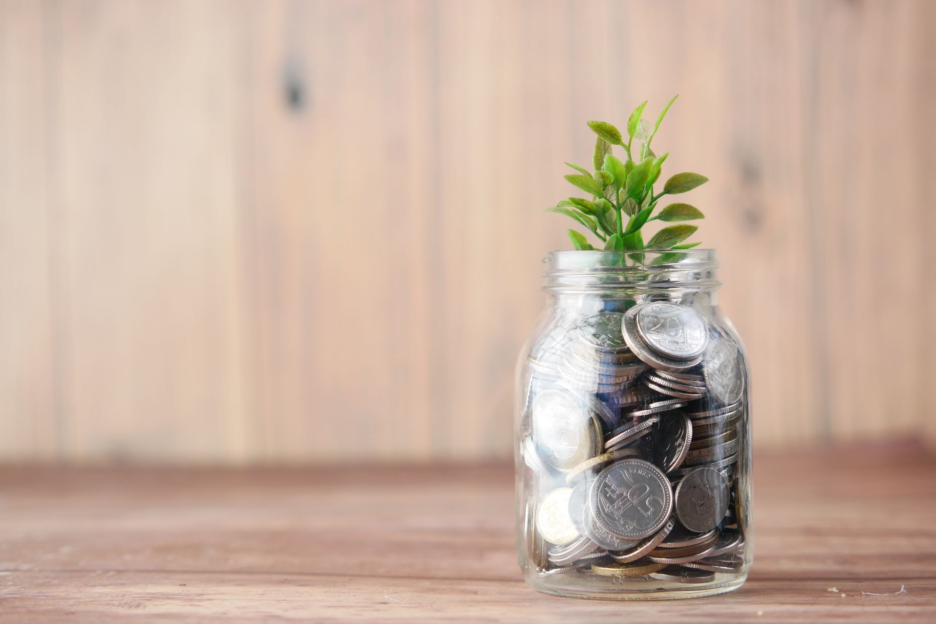 Bocal en verre se remplissant progressivement de pièces