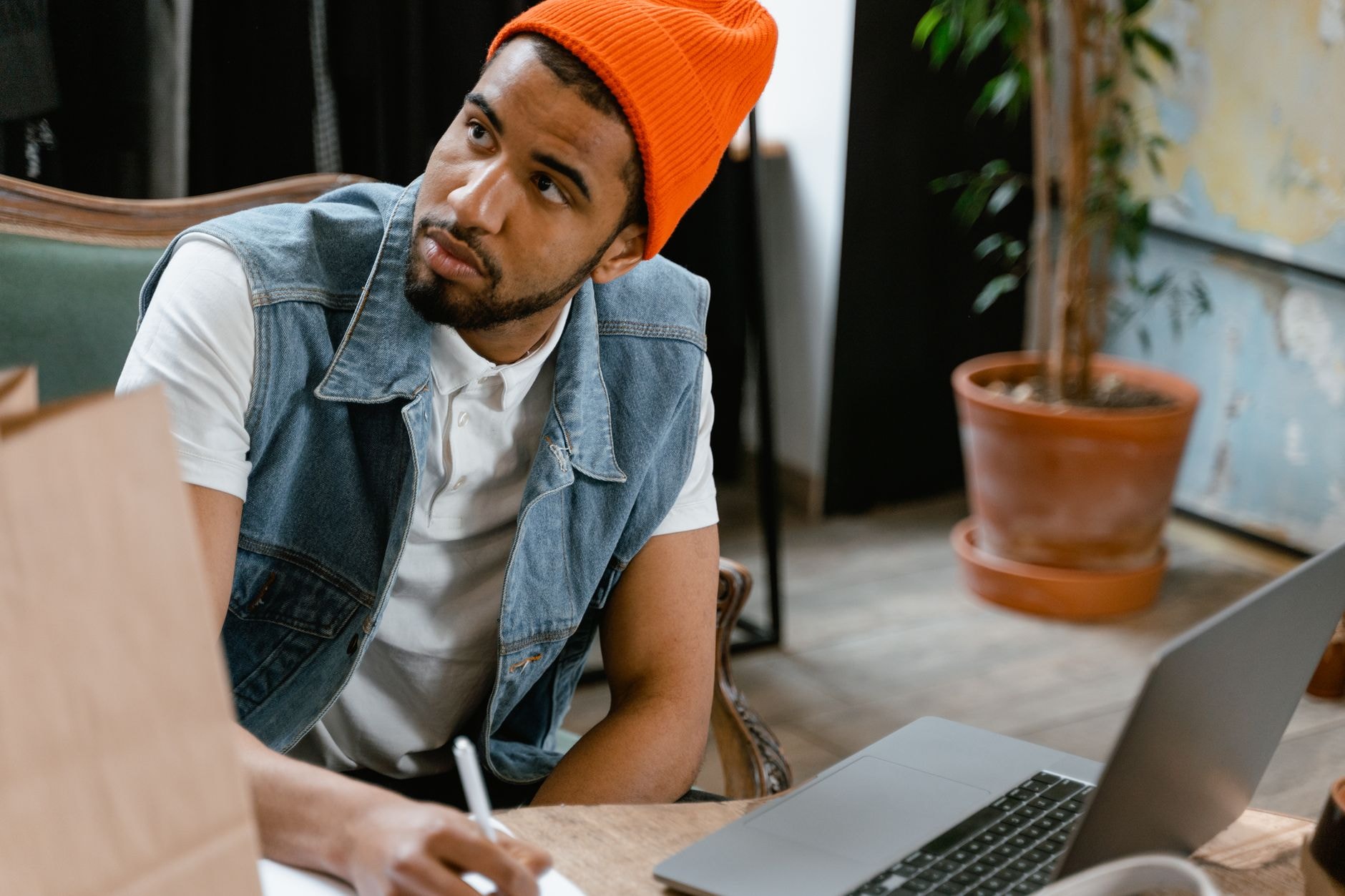 Personne prenant des notes face à un ordinateur