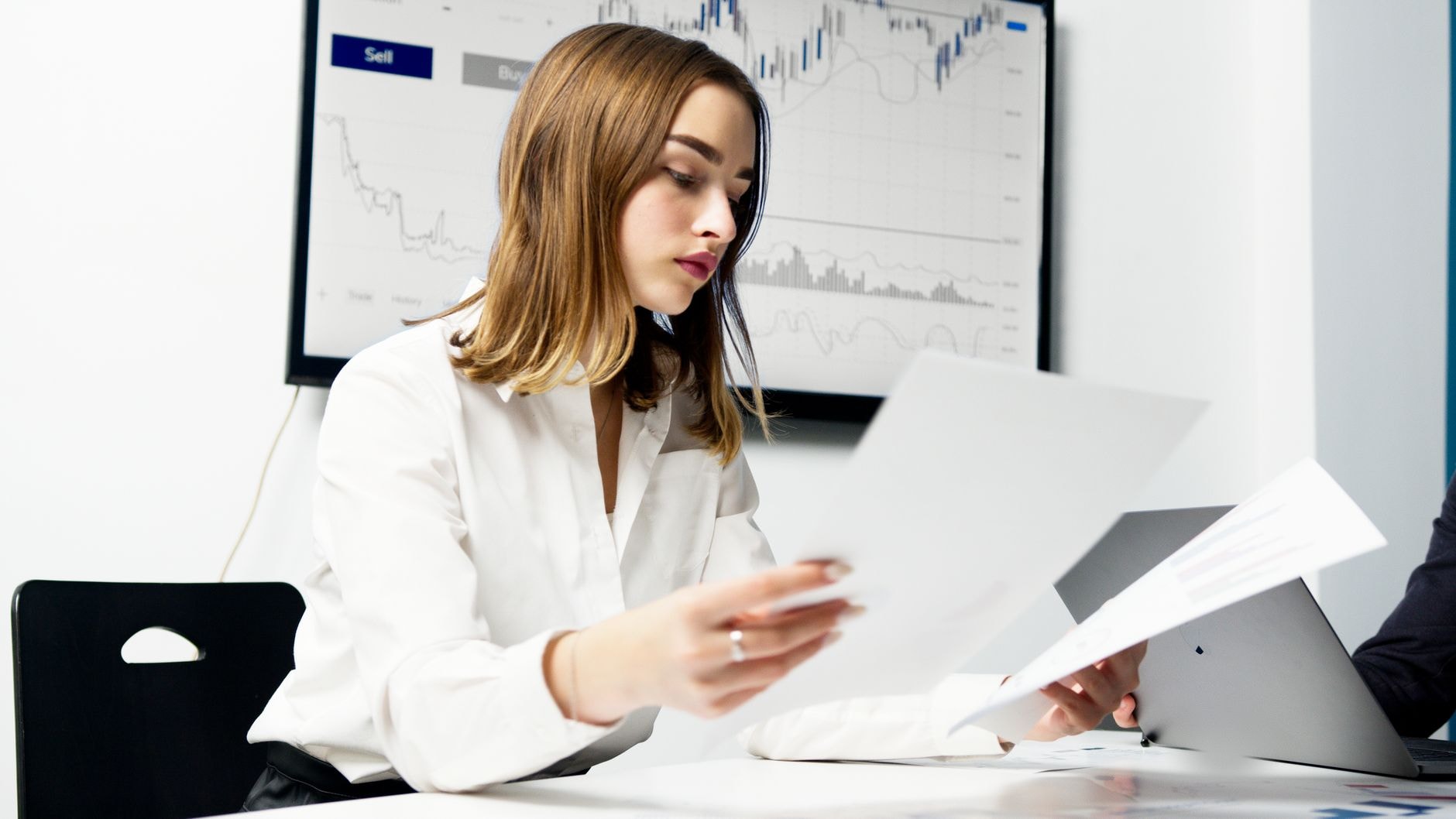 Personne comparant des documents financiers