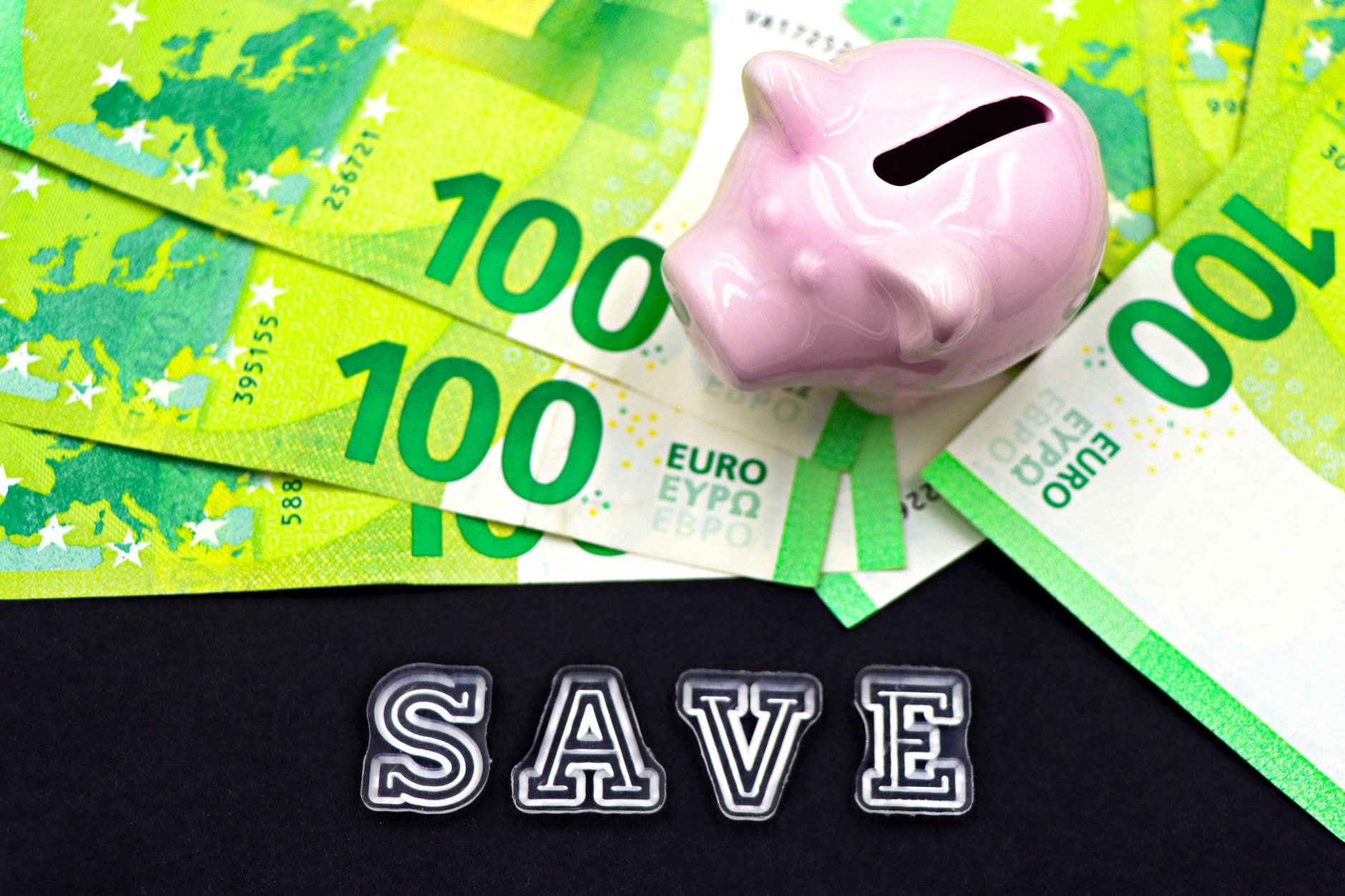 Tirelire posée sur des billets en euros