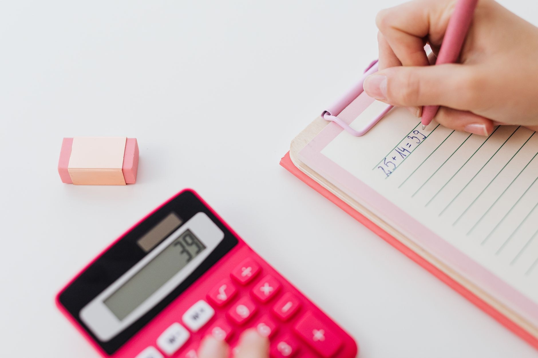 Calculatrice et carnet de notes avec des chiffres
