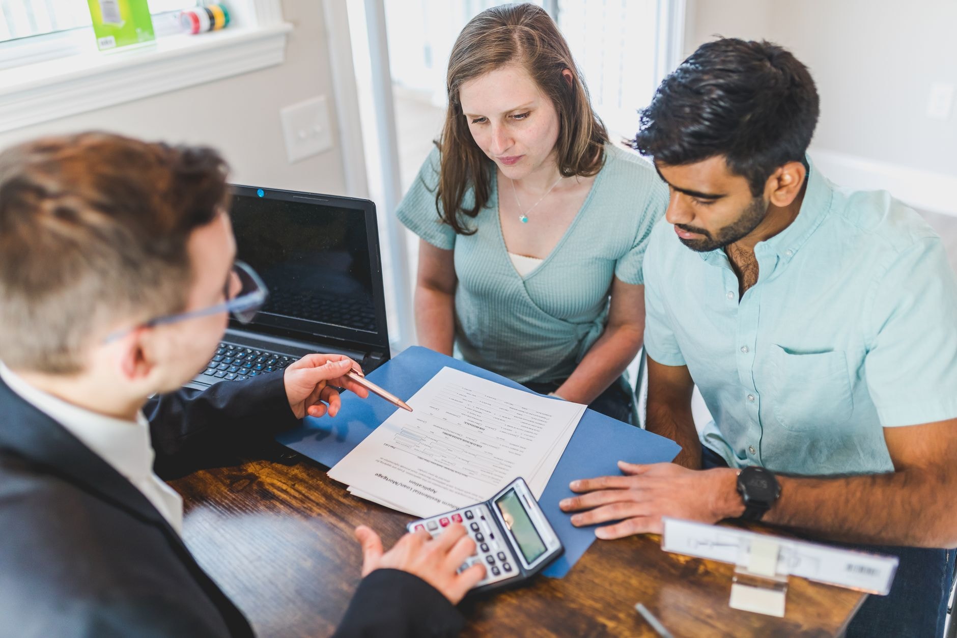 Couple examinant les documents de son prêt immobilier