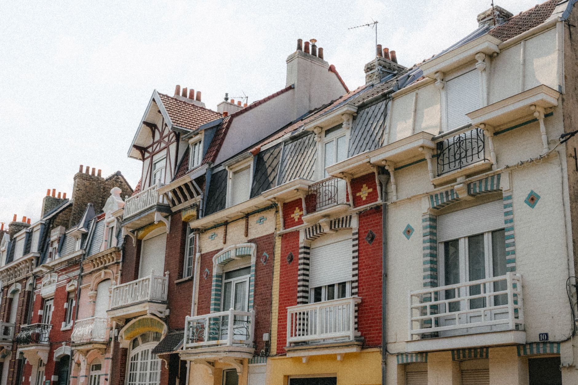Façades de maisons dans une rue résidentielle