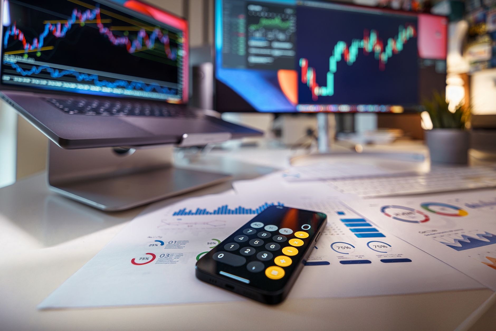 Graphiques de prix sur des écrans et calculatrice