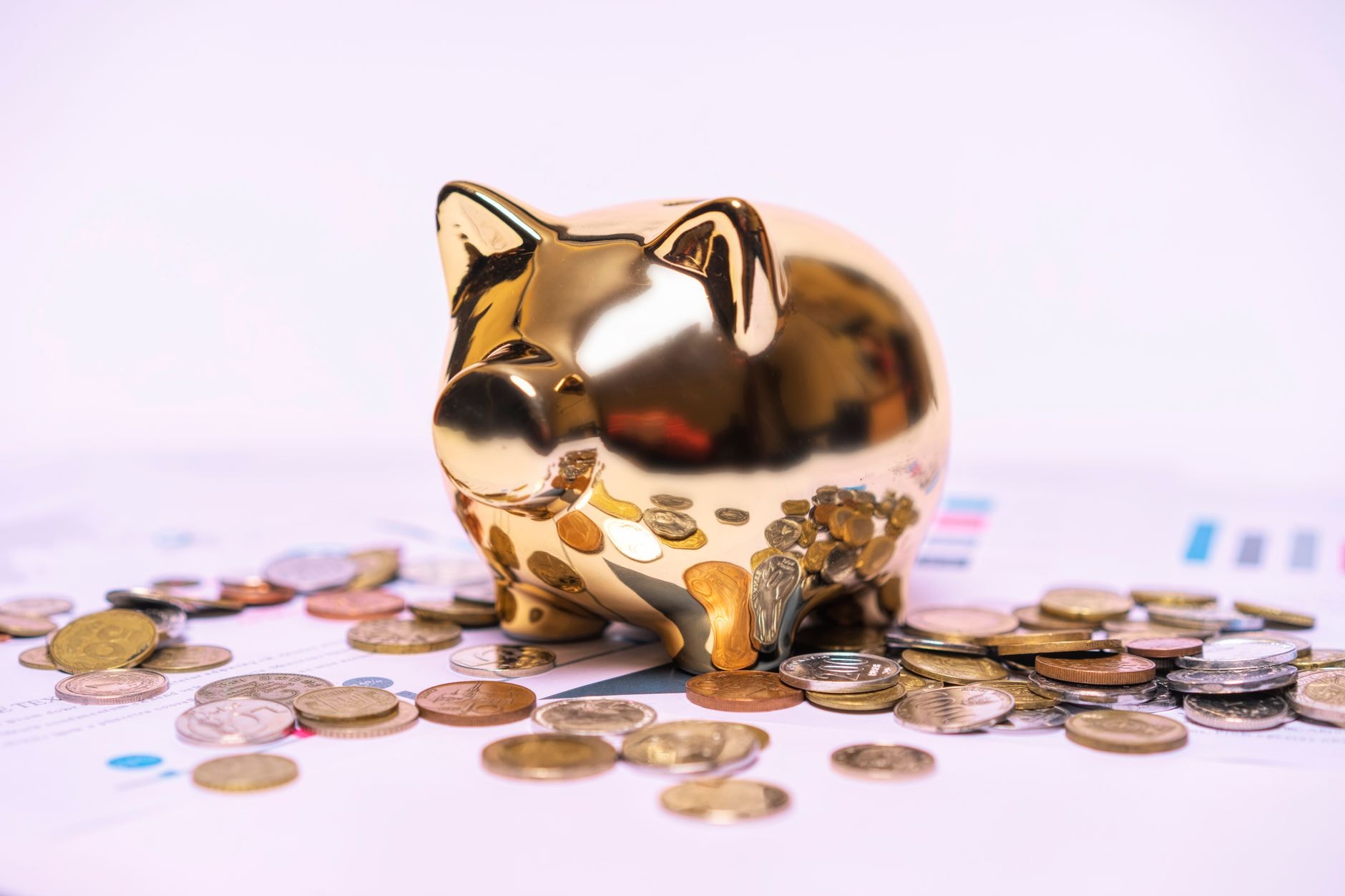 Relevé bancaire et pièces de monnaie posés sur une table