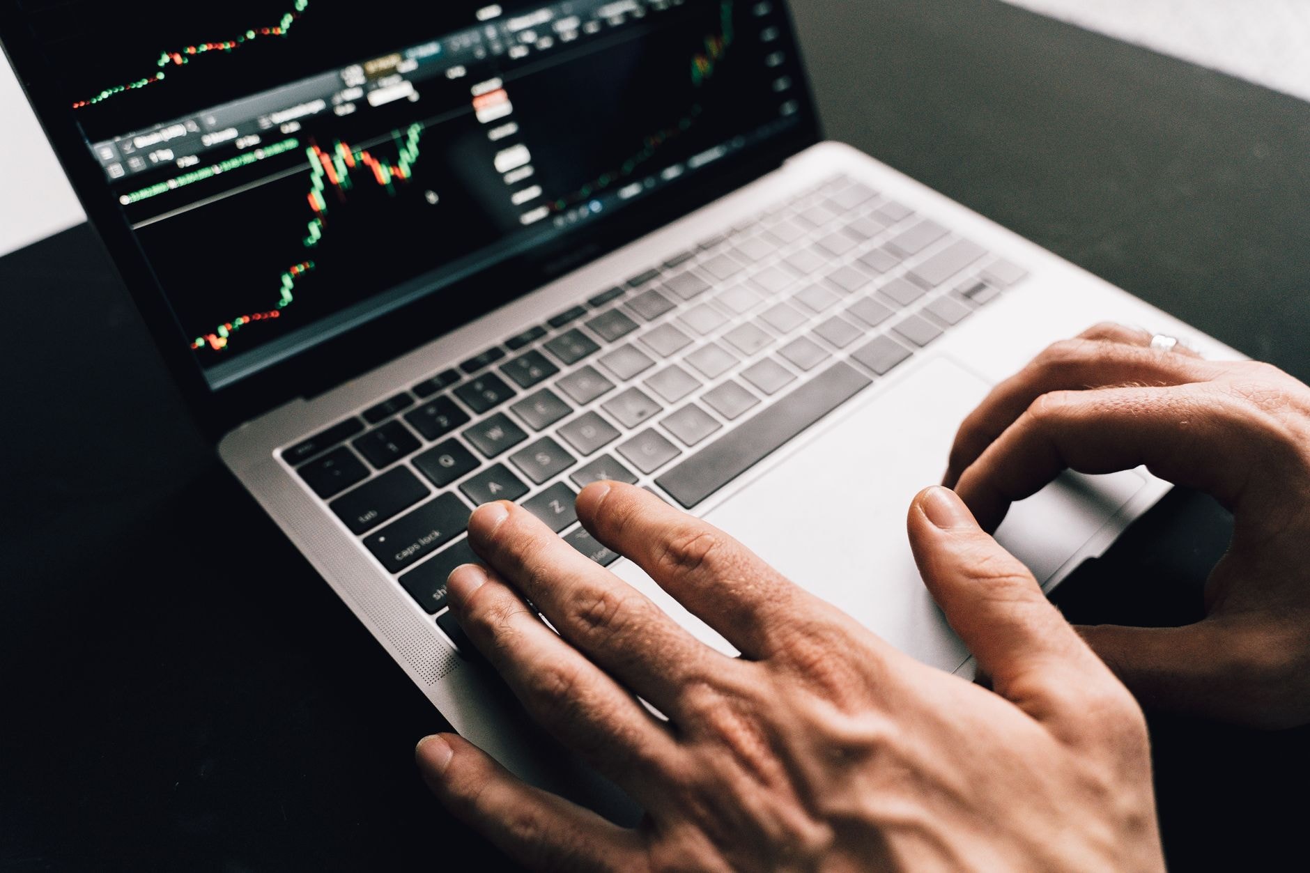 Investisseur consultant son portefeuille sur un ordinateur portable