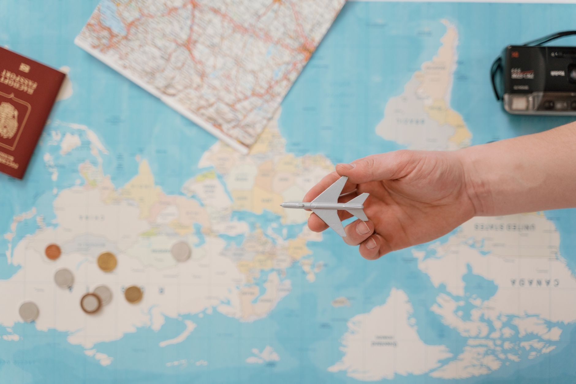 Carte du monde, billets de banque et passeport sur une table