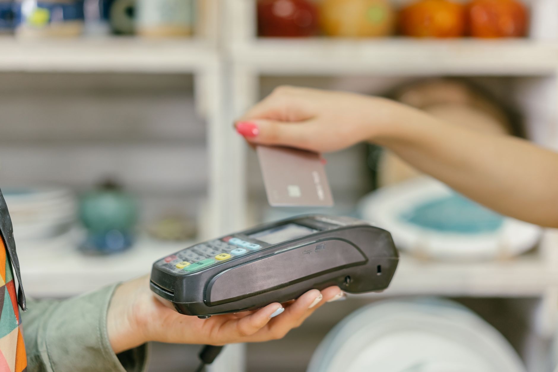 Paiement par carte sur un terminal dans une boutique