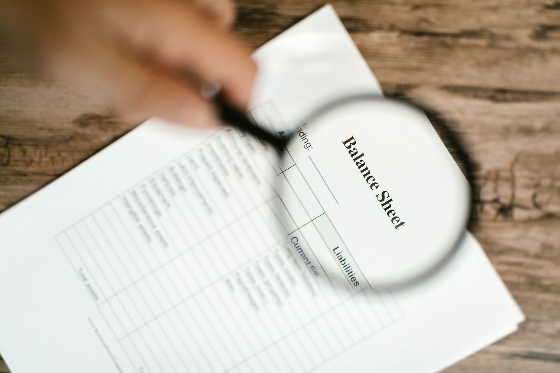 Loupe posée sur un document financier