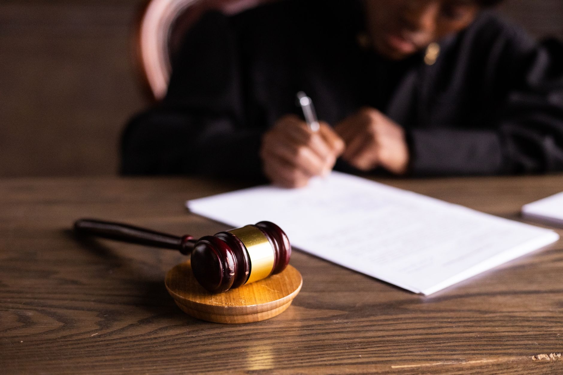 Marteau de juge posé sur un bureau