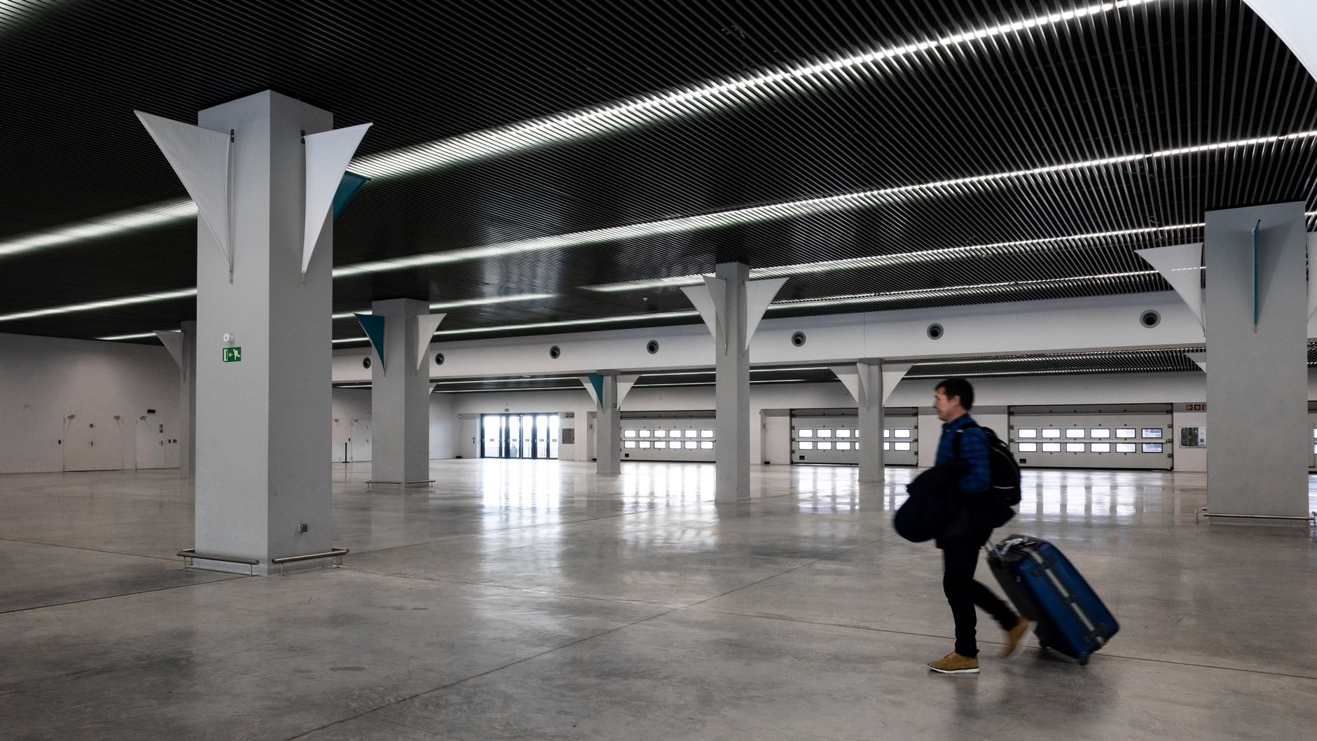 Voyageur avec sa valise dans un hall d'aéroport