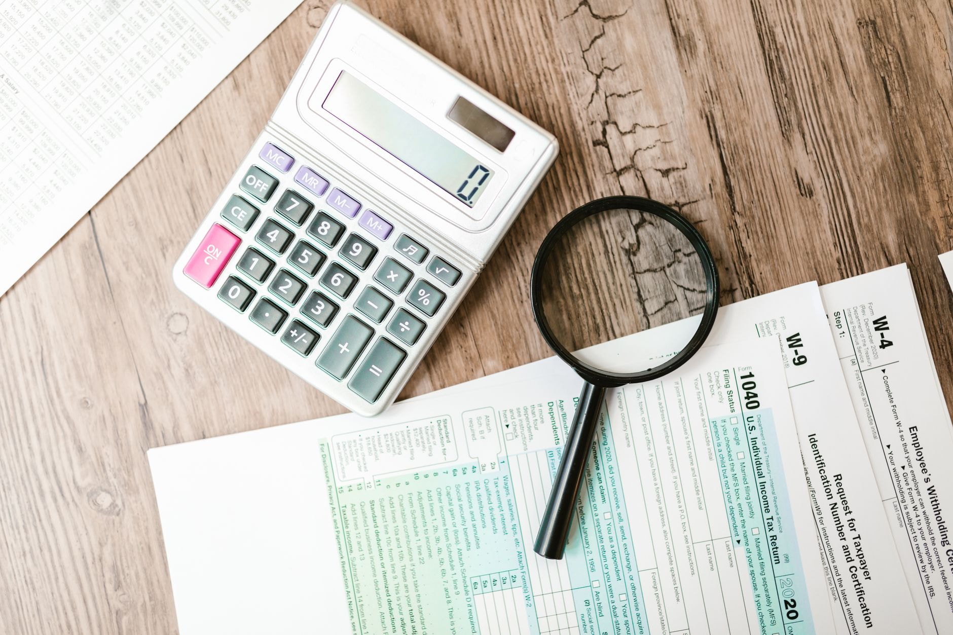 Déclaration de revenus et calculatrice sur un bureau